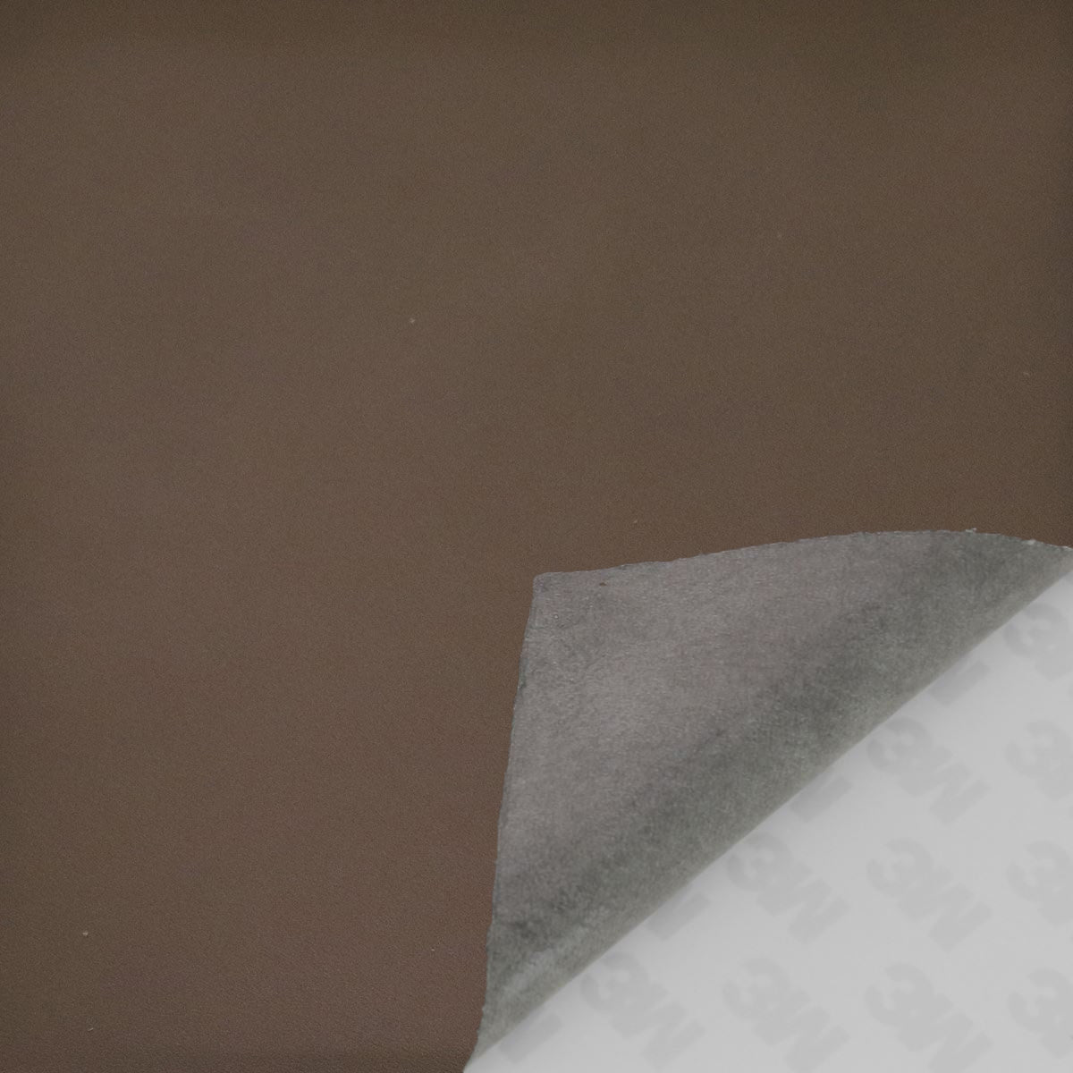 Morceau de cuir de veau lisse autocollant taupe foncé, produit par une autre marque, pour bricolage ou décoration.