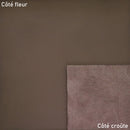 Morceau de cuir de veau lisse de couleur taupe foncé, pour projet de maroquinerie ou couture, par Autres.