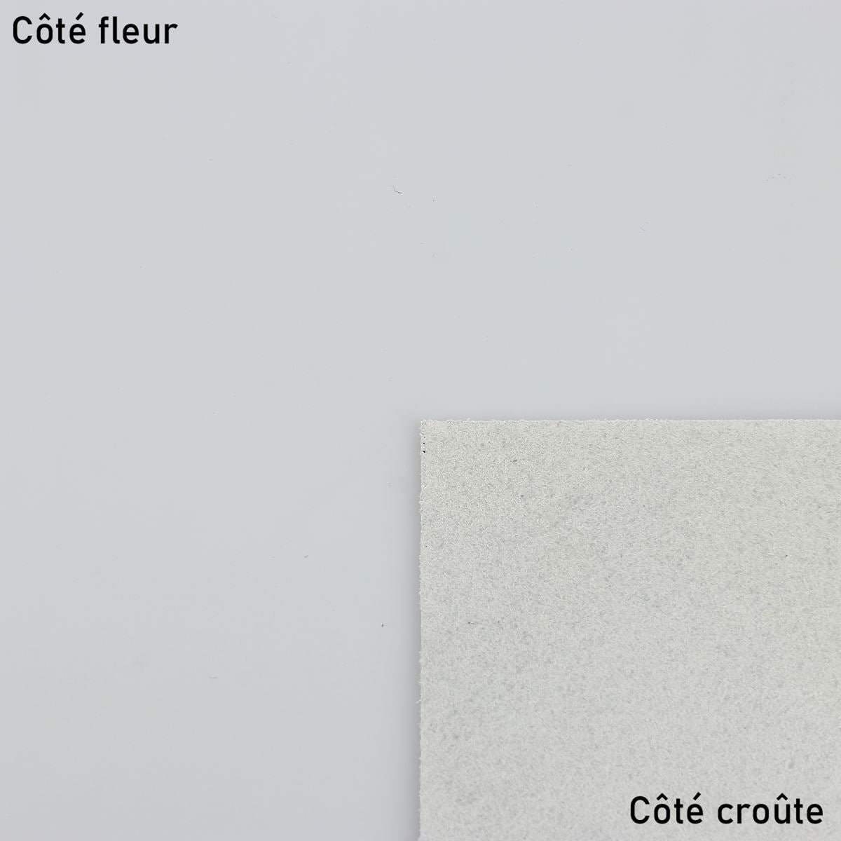 Morceau de cuir de vachette lisse gris clair, tendance et souple, pour la confection d'articles de maroquinerie ou accessoires.