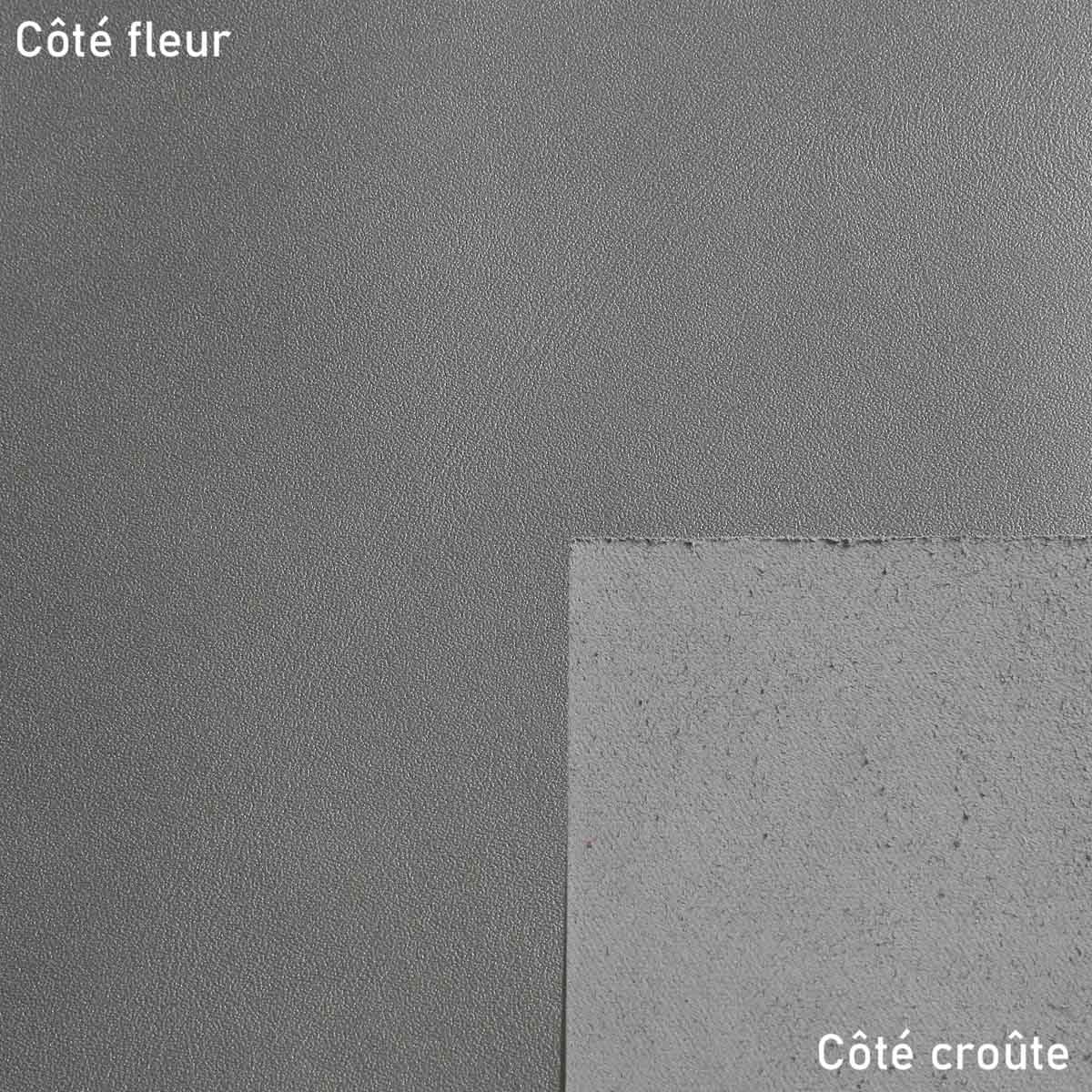 Peau de cuir de veau TÉO en argent, finition élégante, vue rapprochée montrant la texture douce et brillante du cuir.