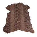 Peau de cuir de chèvre velours imitation reptile marron, texture douce et brillante, pour projets de maroquinerie ou décoration.