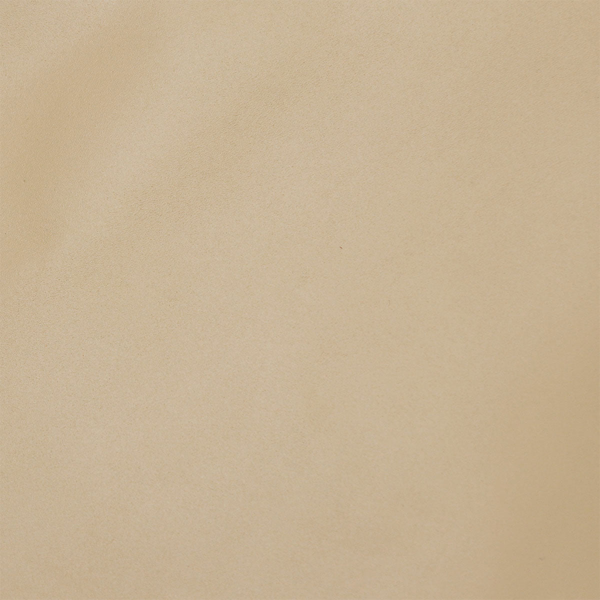 Peau de cuir de vachette SATINATO beige M33, texture lisse et brillante, utilisée pour la maroquinerie et la couture.