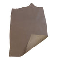 Peau de cuir de vachette grain fin marron bronze, texture fine, pour confection ou maroquinerie, vue rapprochée.
