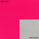 Peau de croûte de cuir verni rose framboise, matériau de qualité pour accessoires ou couture, vue rapprochée.