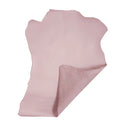 Peau de cuir de chèvre lissée en rose clair, textile souple pour projets de maroquinerie ou décoration intérieure.