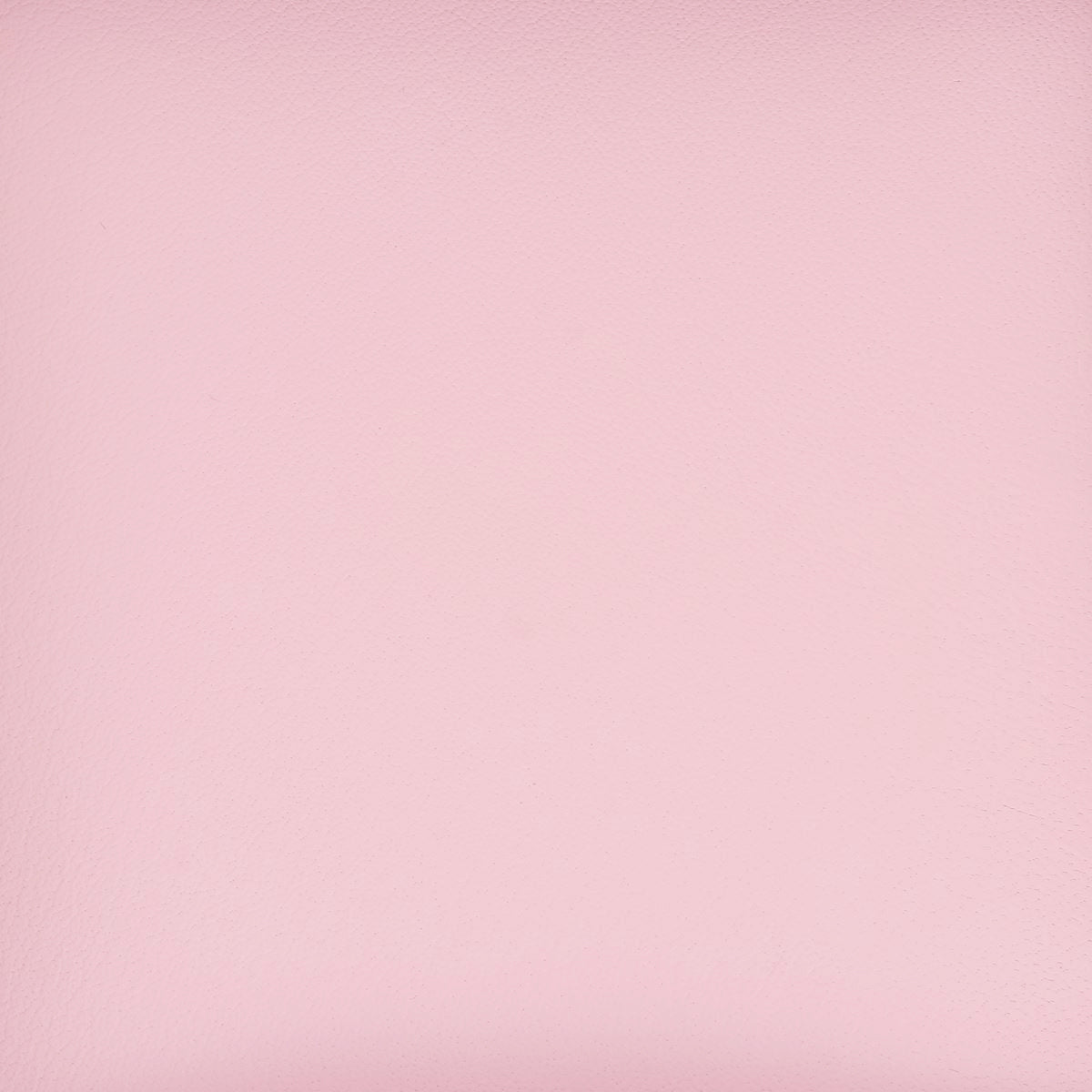 Peau de cuir de chèvre lissée de couleur rose clair, matériau souple et élégant, pour projets de maroquinerie ou décoration.
