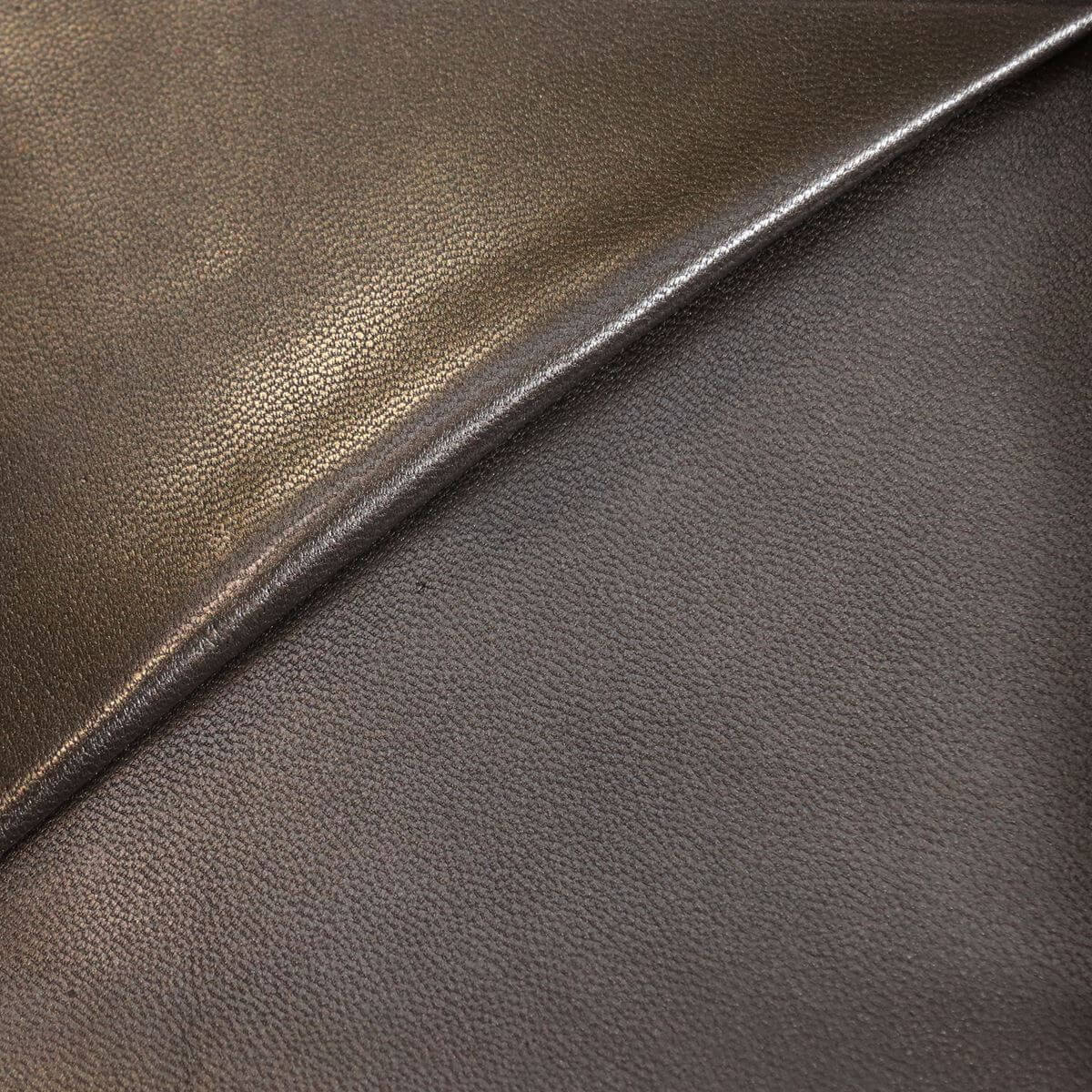 Peau de cuir de chèvre nappa couleur chocolat bronze, texture douce et souple, pour projets de maroquinerie ou décoration.