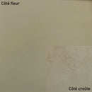 Peau de cuir de chèvre nappa vert de gris, texture douce et souple, vue en gros plan.