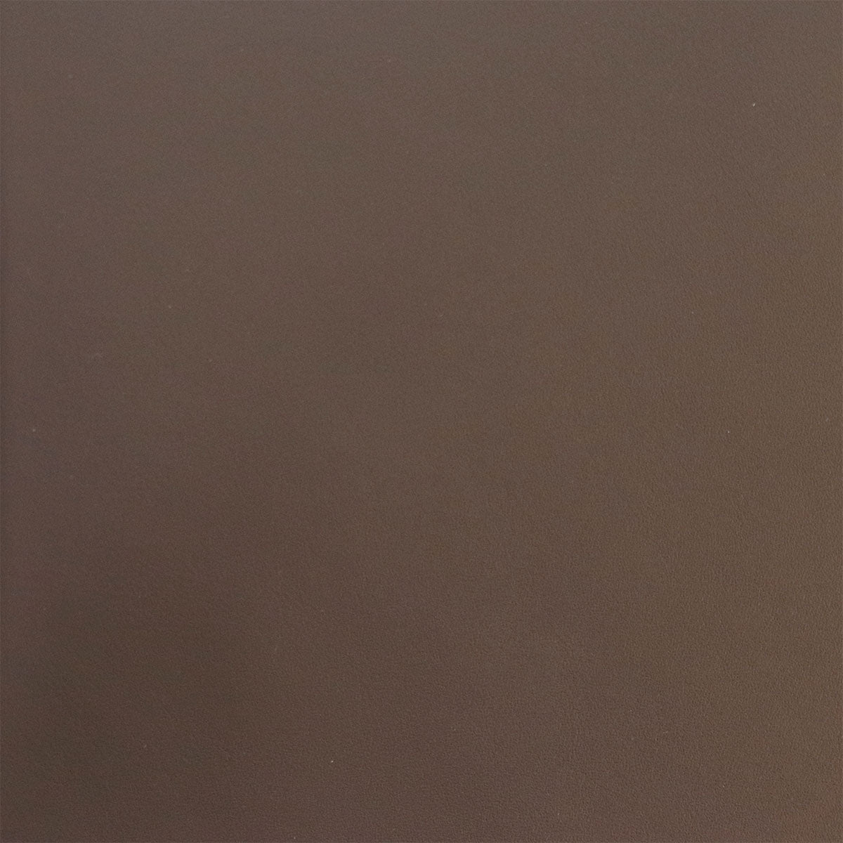 Morceau de cuir de vachette lisse marron foncé, texture uniforme pour projets de maroquinerie ou sellerie.