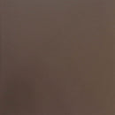 Morceau de cuir de vachette lisse marron foncé, texture uniforme pour projets de maroquinerie ou sellerie.