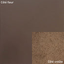 Morceau de cuir de vachette lisse marron foncé, tissu pour maroquinerie ou artisanat, image montrant la texture du cuir.