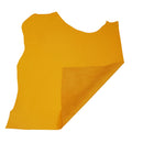 Peau de cuir de veau lisse jaune tournesol, produit Autres, texture douce et brillante, vue en gros plan.