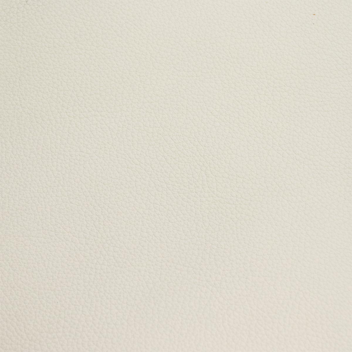 Morceau de cuir de veau grainé blanc cassé, destiné à la maroquinerie ou couture, présenté en gros plan.
