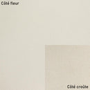 Morceau de cuir de veau grainé blanc cassé, texture visible, utilisé pour la confection de produits en cuir.