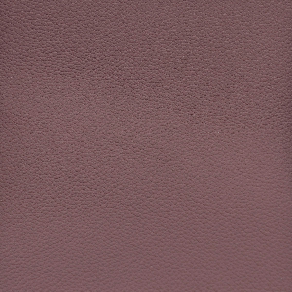 Peau de cuir de veau grainé couleur vieux rose, fine texture, pour accessoires ou maroquinerie, par une marque indépendante.