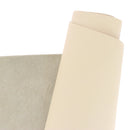 Peau de cuir de veau lisse crème, texture douce et élégante, pour projets de maroquinerie ou décoration intérieure.