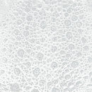 Peau de cuir de crapaud blanc et argent, tissu texturé pour création artisanale, vue en gros plan sur la peau.