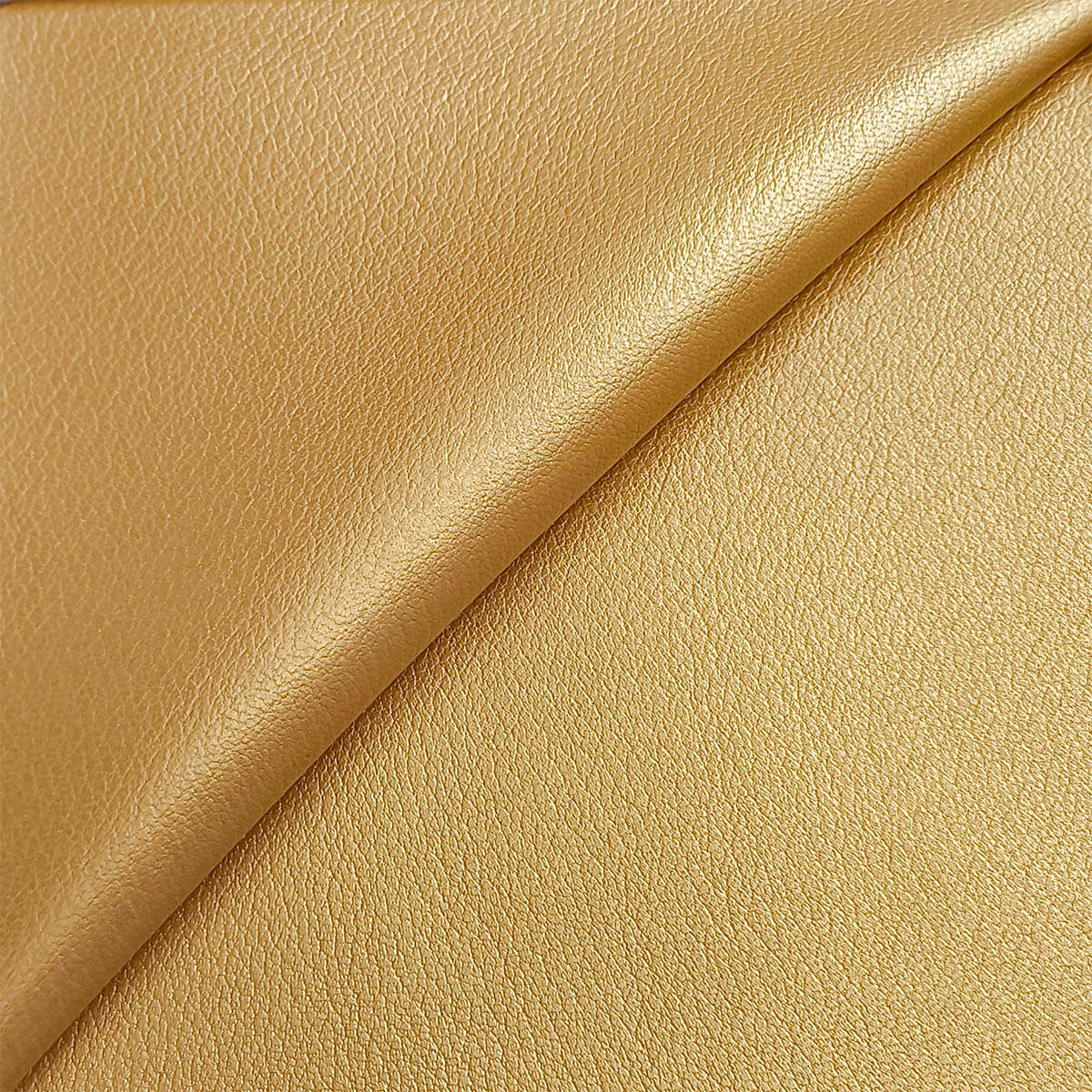 Peau de cuir de chèvre grainé or Autres, texture fine, luxe et souple, vue rapprochée sur la surface du cuir.