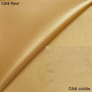 Peau de cuir de chèvre grainé de couleur or, aspect texturé, vue rapprochée, pour projet de maroquinerie ou couture.