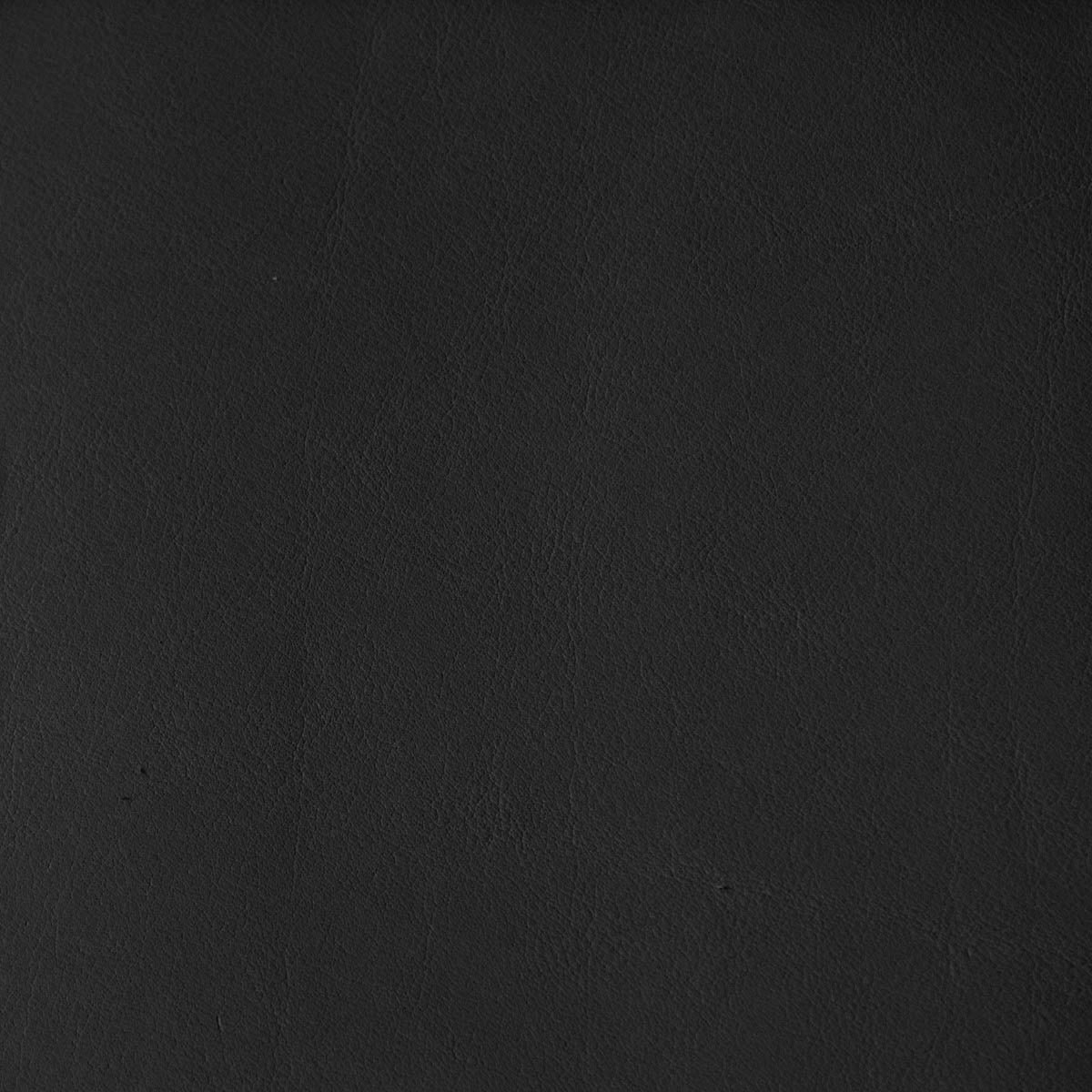 Morceau de cuir de vachette noir SUAVE, texture lisse et souple, fabriqué par la marque Autres, pour projets de maroquinerie.