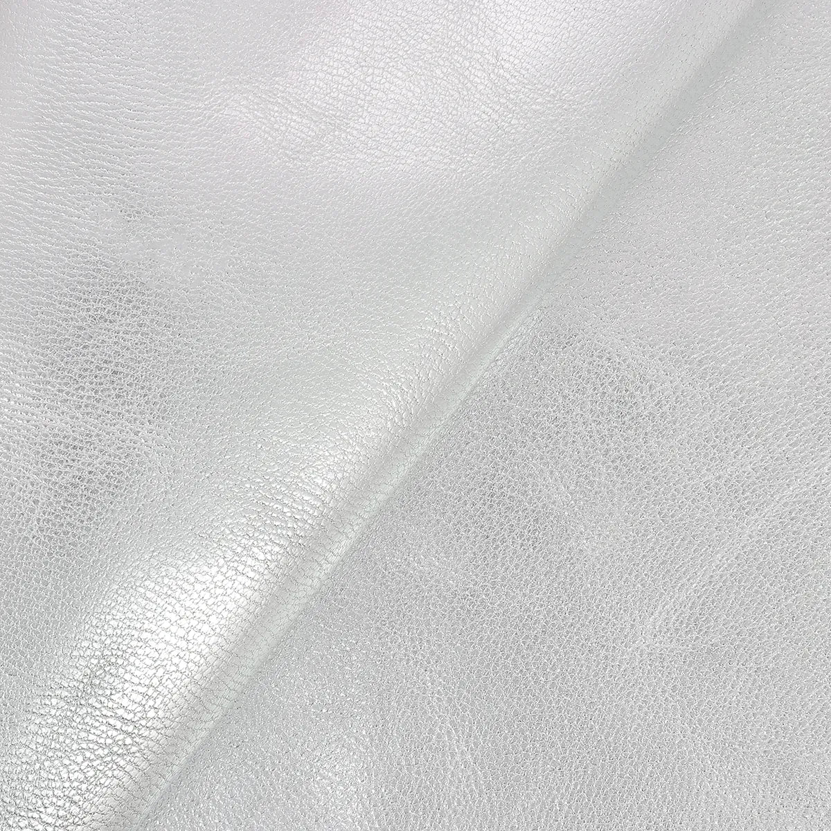 Peau de cuir de mouton gris argenté, demi peau douce et souple, pour réalisation de vêtements ou accessoires de mode.
