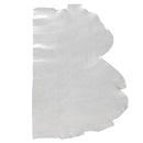 Peau de cuir de mouton demi, couleur gris argenté, aspect doux et naturel, produit de qualité, image montrant la texture complète.