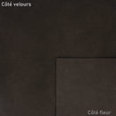 Peau de cuir d'agneau velours marron foncé, texture douce et souple, pour projets de maroquinerie ou décoration intérieure.