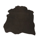 Peau de cuir d'agneau velours marron foncé, texture douce et souple, vue entière pour utilisation en maroquinerie ou décoration.