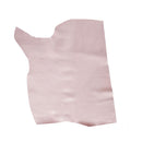 Peau de cuir de vachette SUAVE rose clair nacré, texture lisse et brillante, pour projets de maroquinerie ou décoration intérieure.