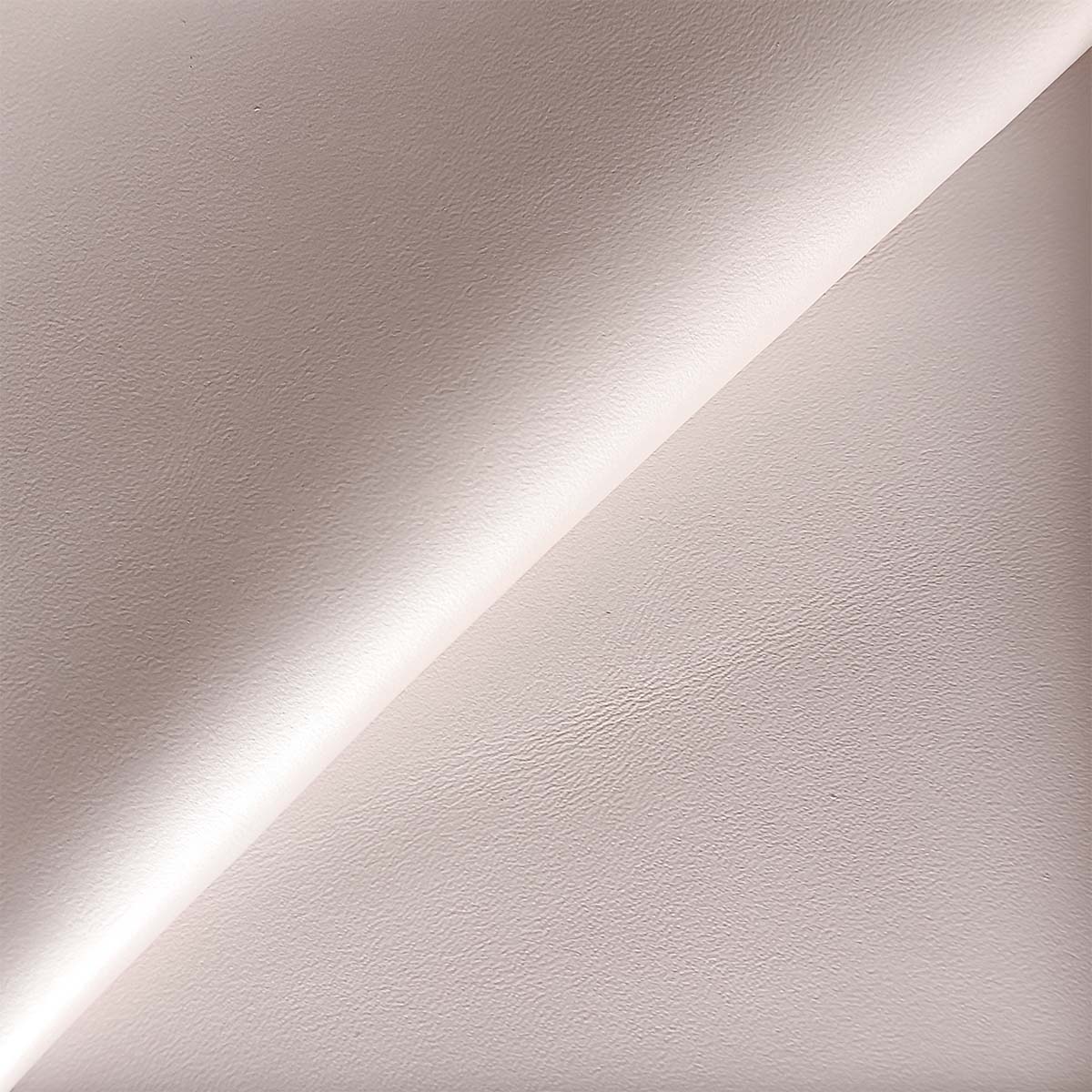 Peau de cuir de vachette SUAVE couleur rose clair nacré, texture douce et élégante, vue rapprochée de la surface du cuir.