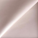 Peau de cuir de vachette SUAVE couleur rose clair nacré, texture douce et élégante, vue rapprochée de la surface du cuir.