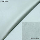 Peau de cuir de vachette SUAVE bleu ciel nacré, texture lisse et élégante, en gros plan.