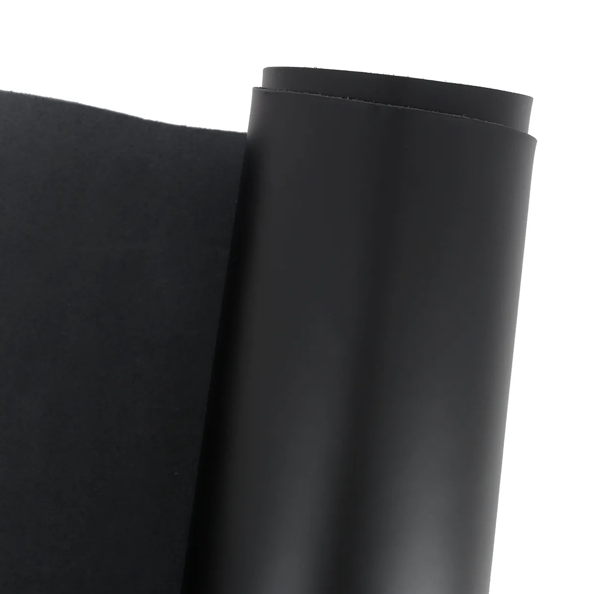 Peau de cuir de vachette lisse noire Autres, texture satinée, pour confection et maroquinerie, visible en gros plan.