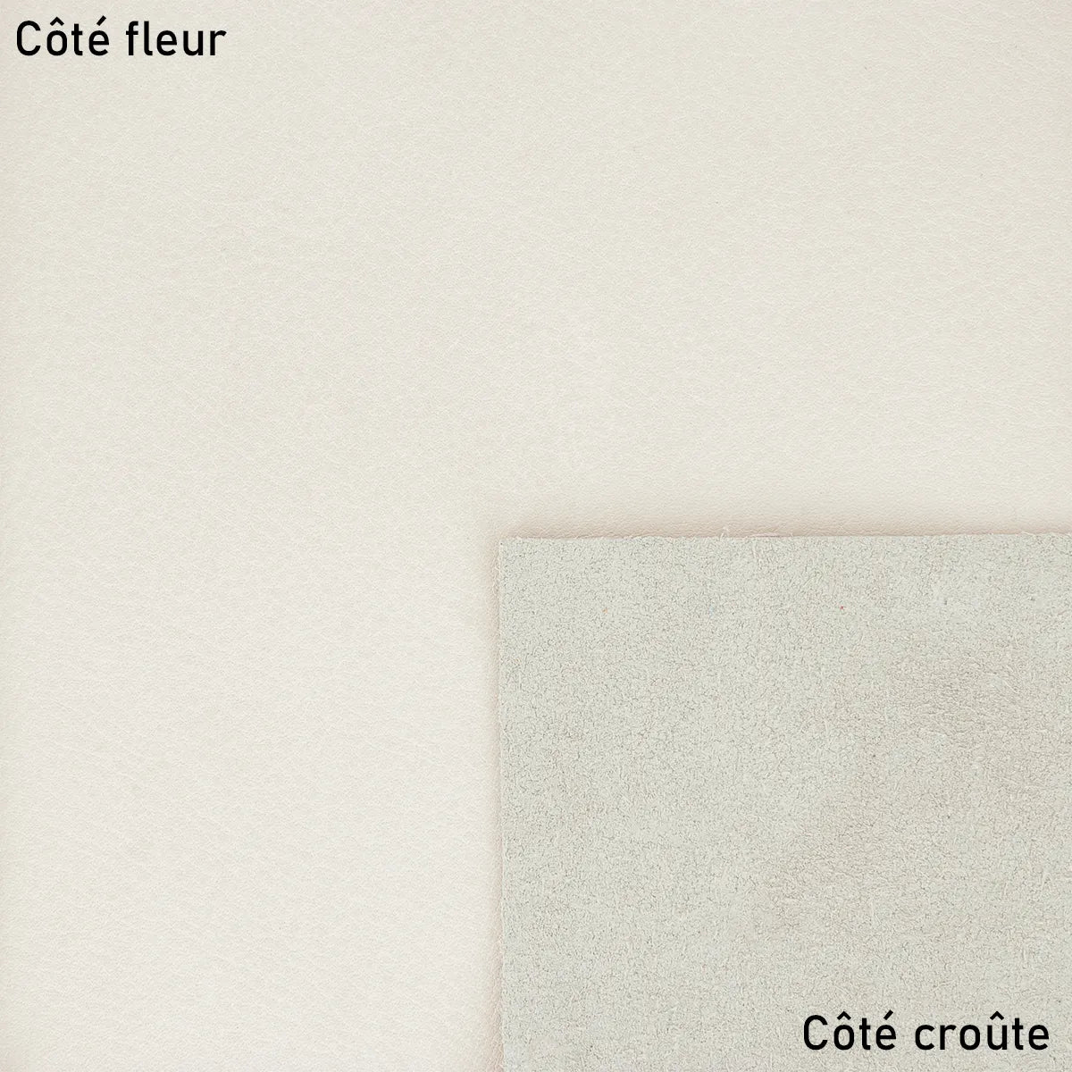 Peau de cuir de vachette nappa blanc cassé, peau de cuir lisse, pour confection ou artisanat, vue en gros plan.
