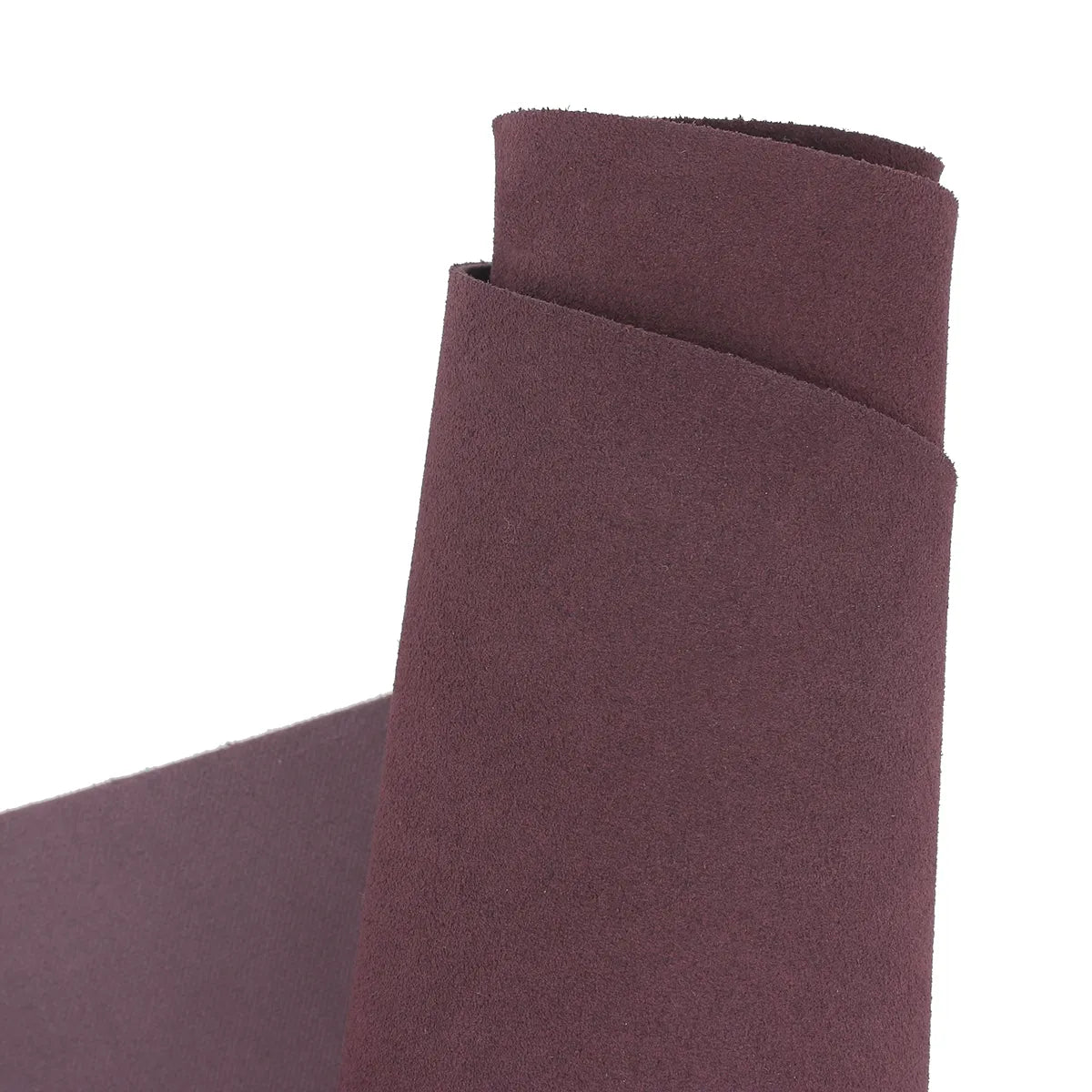 Peau de cuir de veau velours prune, texture douce et souple, destinée à la fabrication de vêtements ou accessoires en cuir.