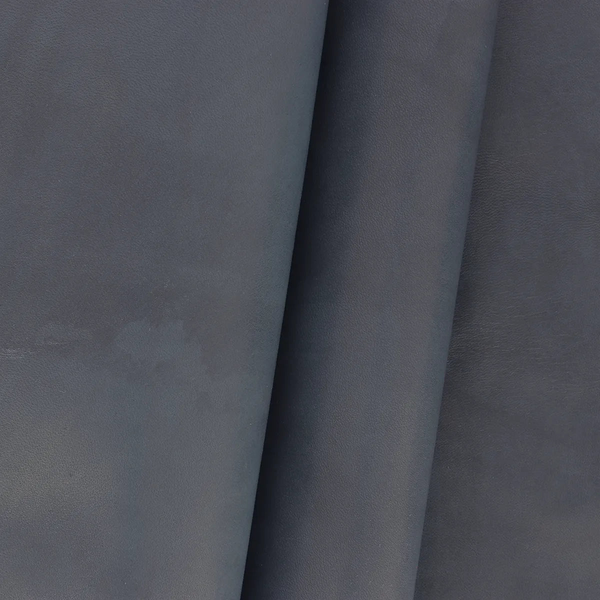 Peau de cuir de vachette bleu marine avec effet nuagé, finition lisse, pour projets de maroquinerie ou décoration.