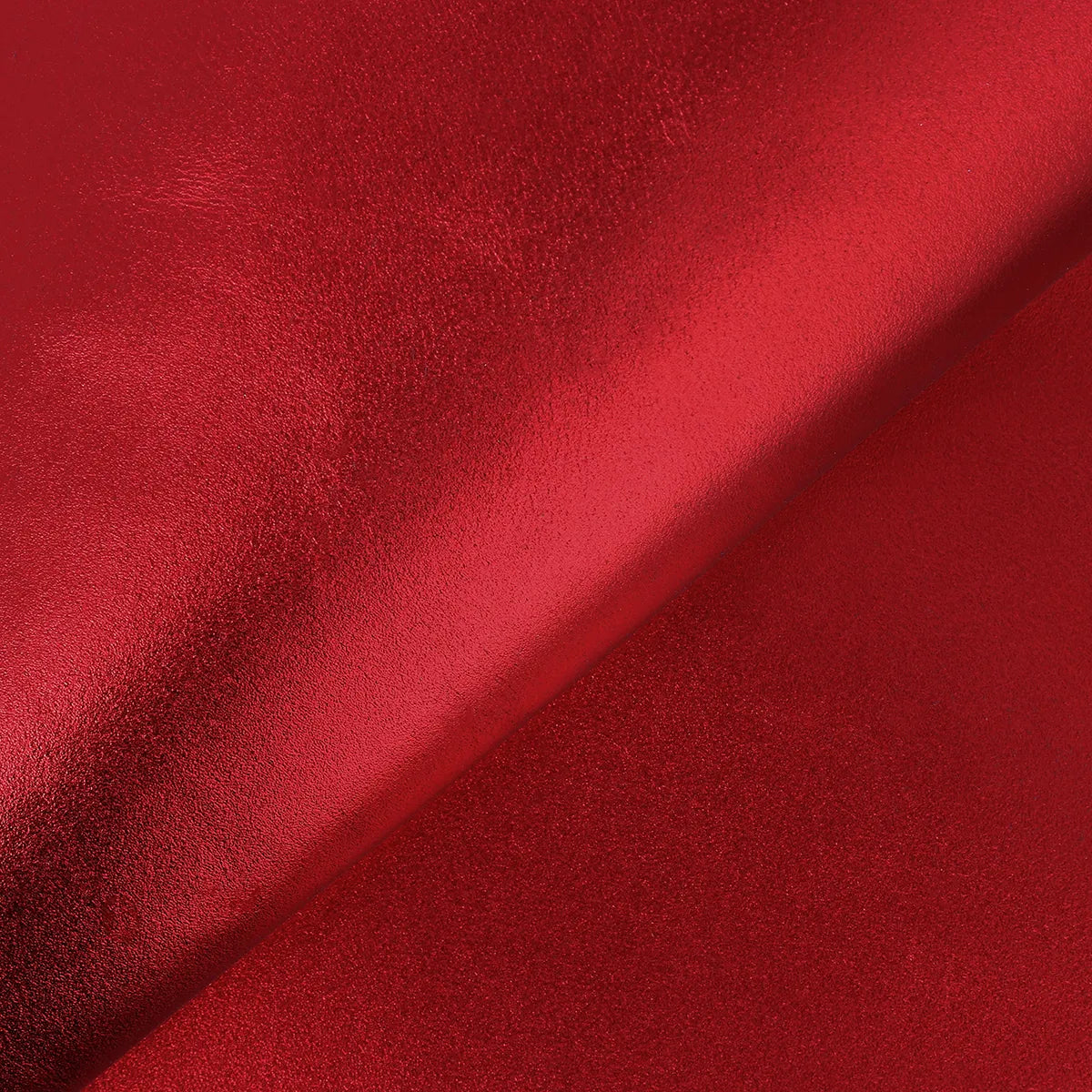 Peau de cuir d'agneau métallisé rouge brillant, texture lisse, destiné à la confection ou la décoration.