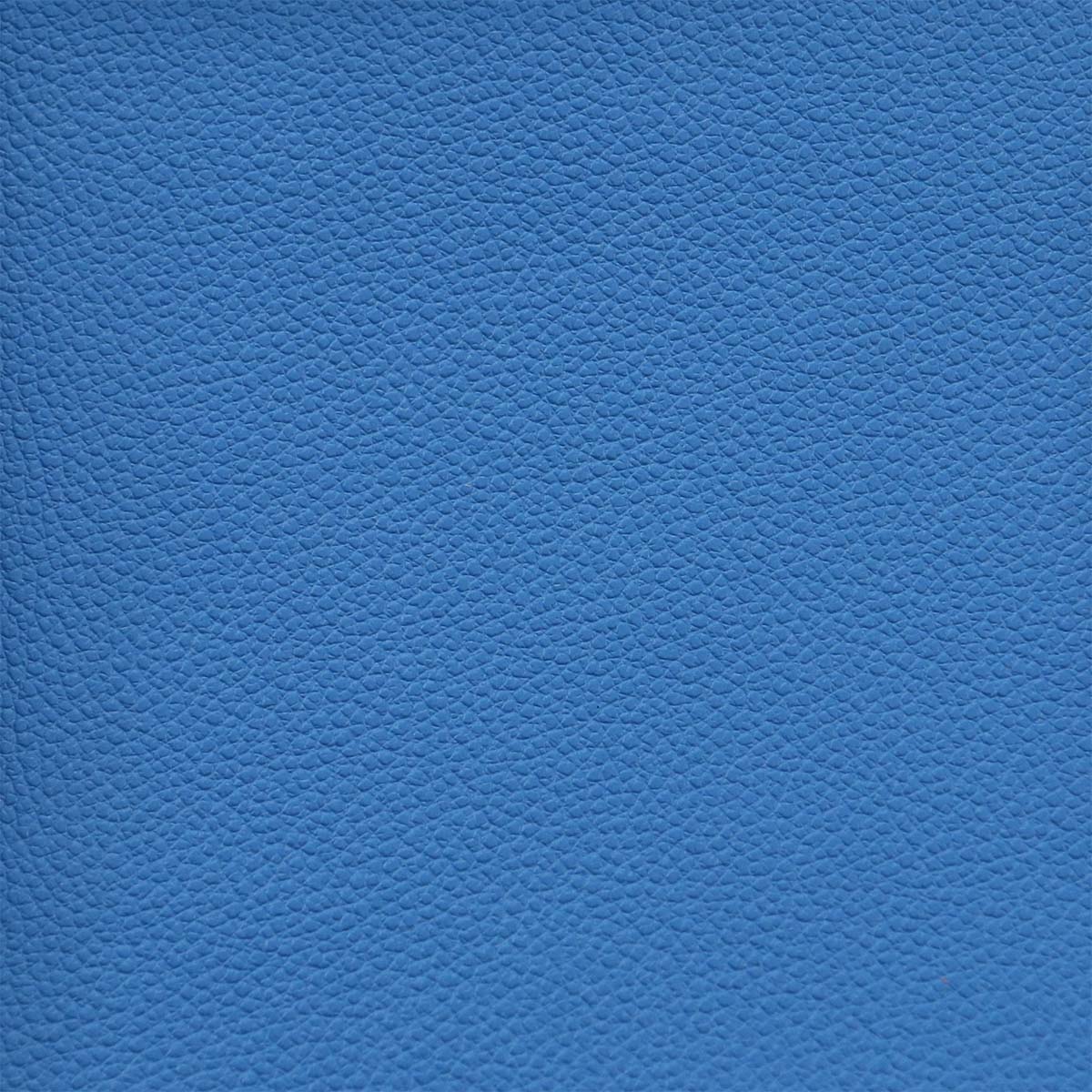Peau de cuir de veau grainé bleu azur de la marque Autres, texture riche et finition élégante, vue en gros plan.