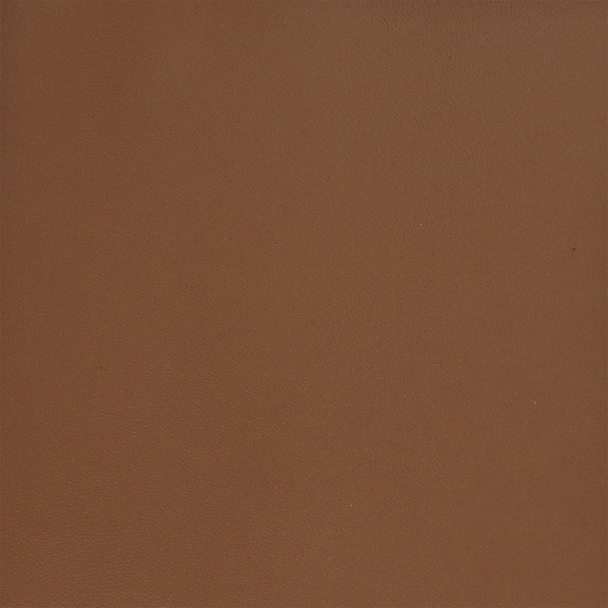 Peau de cuir d'agneau nappa marron, texture douce et souple, pour projets de maroquinerie ou décoration intérieure.
