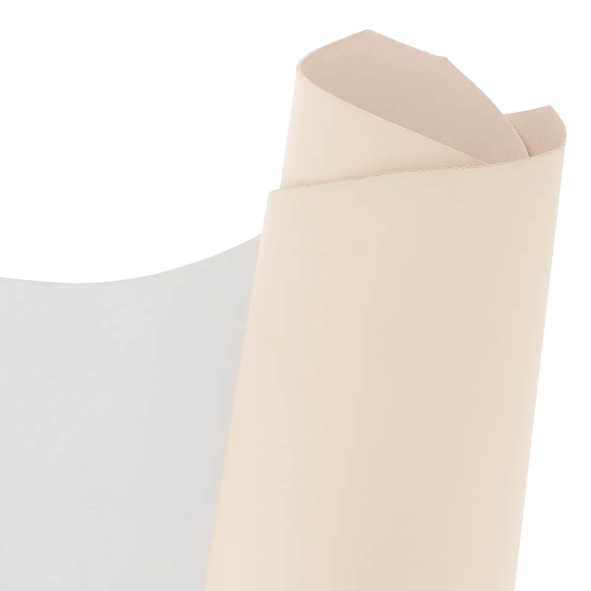 Peau de cuir de vachette satinato beige Autres, texture lisse et élégante, vue en gros plan sur la surface du cuir.