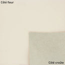 Peau de cuir de veau lisse blanc cassé, produit par Autres, visible en détail dans cette image.