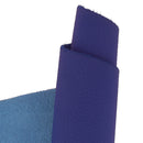 Peau de cuir de taurillon grainée couleur bleu foncé. Cuir de haute qualité, texture gros grain, pour confection de maroquinerie.