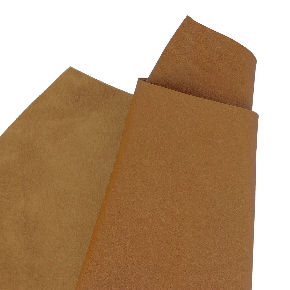 Peau de cuir de vachette marron T83, texture douce et tactile pour projets de maroquinerie ou décoration.