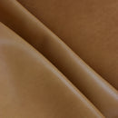 Peau de cuir de vachette marron T83, texture douce et bougie, pour projets de maroquinerie ou décoration intérieure.
