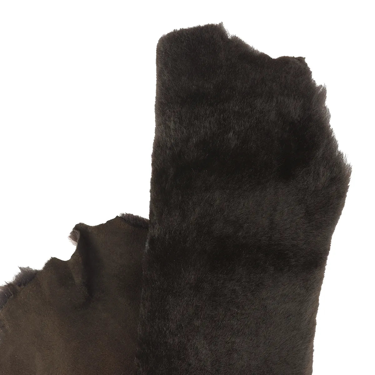 Peau de mouton lainé marron foncé avec dos velours, cuir lisse, pour usage décoratif ou textile.