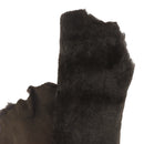 Peau de mouton lainé marron foncé avec dos velours, cuir lisse, pour usage décoratif ou textile.