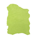 Peau de cuir de veau velours vert pomme, texture douce et souple, présentant la croûte de cuir pour projets de maroquinerie ou décoration.