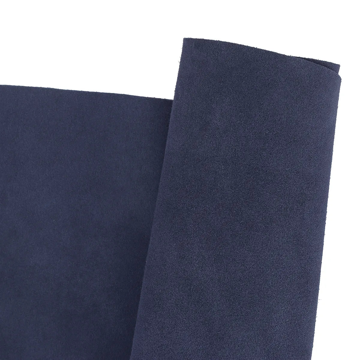 Peau de cuir de veau velours bleu foncé, croûte de cuir authentique, texture douce et luxueuse, pour projet de maroquinerie ou décoration.