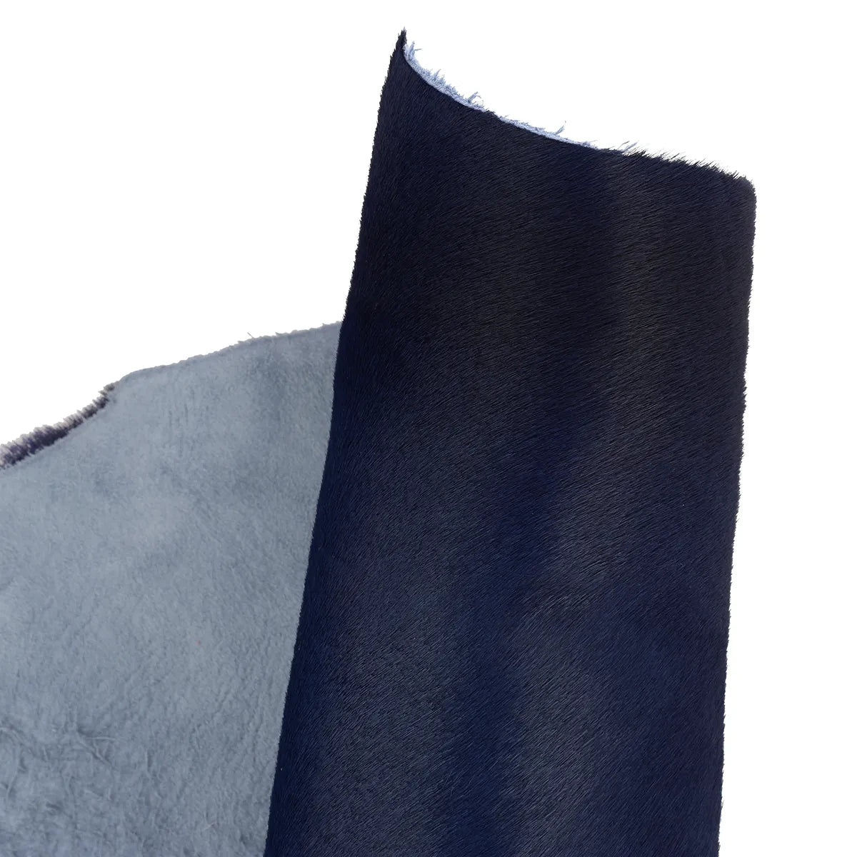Peau de cuir à poils bleu marine foncé. Cuir cavallino bleu idéal pour la fabrication de chaussure, accessoire, rabat de sac...