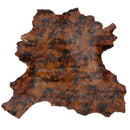 Peau entière en cuir de veau à poils courts couleur marron avec imprimé camouflage. Cuir cavallino marron à motif camouflage